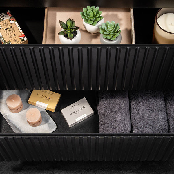 Meuble sous-lavabo Skelbolu à façade rainurée [en.casa]