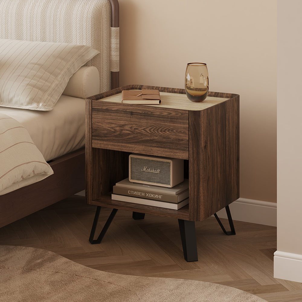Table de chevet Trorlon 55 x 50 x 40 cm effet noyer travertin [en.casa]